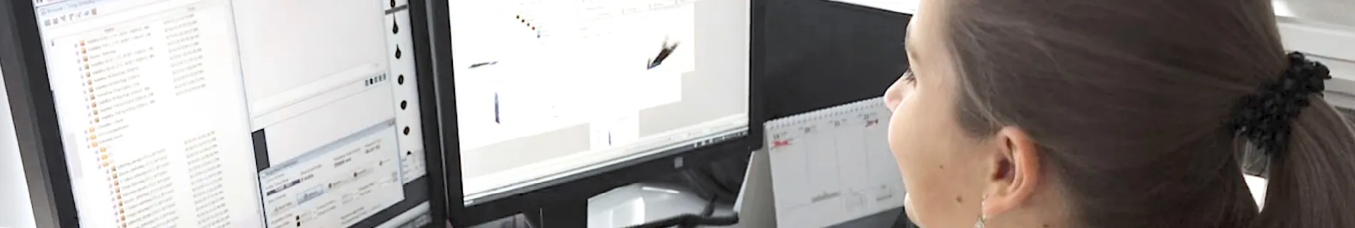 Zdravotnice u dvou monitorů s daty klinické studie